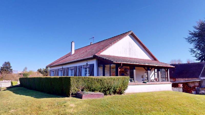 MAISON AVEC POTENTIEL À RAFRAÎCHIR, GRAND TERRAIN, VÉRANDA ET SOUS-SOL COMPLET À Chambois