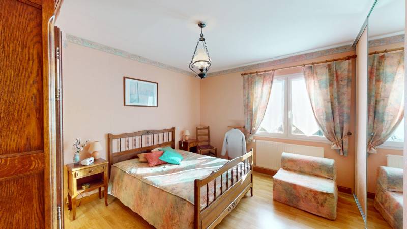 MAISON DE PLAIN-PIED BIEN ENTRETENUE AVEC JARDIN SOUS-SOL ET PROXIMITÉ DES COMMODITÉS