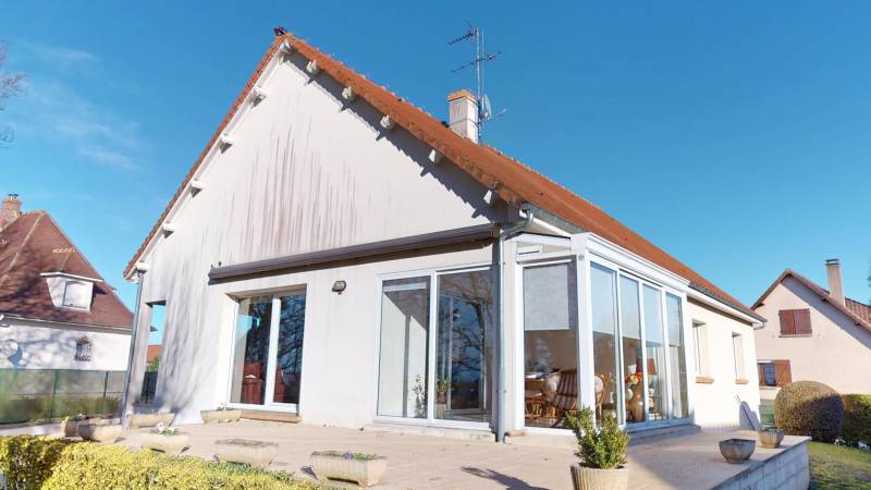 MAISON DE PLAIN-PIED LUMINEUSE À ÉVREUX SAINT-MICHEL AVEC JARDIN TERRASSE SOUS-SOL ET BEAUX VOLUMES
