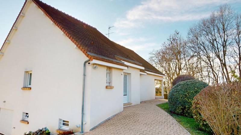 PLAIN-PIED SPACIEUX AVEC JARDIN ARBORÉ TERRASSE ET SOUS-SOL COMPLET À ÉVREUX