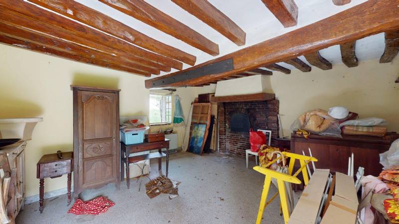 AUTHENTIQUE MAISON EN PIERRE À RÉNOVER AVEC GRAND TERRAIN ET MULTIPLES POSSIBILITÉS