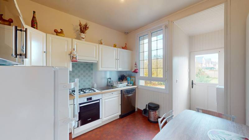 Maison rénovée T4 de 84 m² avec jardin clos et sous-sol à vendre à Évreux, quartier Navarre
