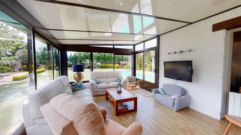 PROPRIETE ATYPIQUE AVEC PISCINE -T5-  PROCHE EVREUX (27000)