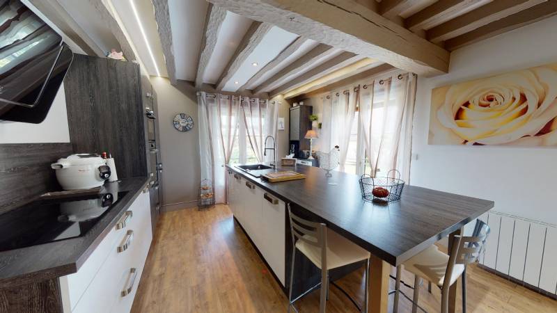 PROPRIETE ATYPIQUE AVEC PISCINE -T5-  PROCHE EVREUX (27000)