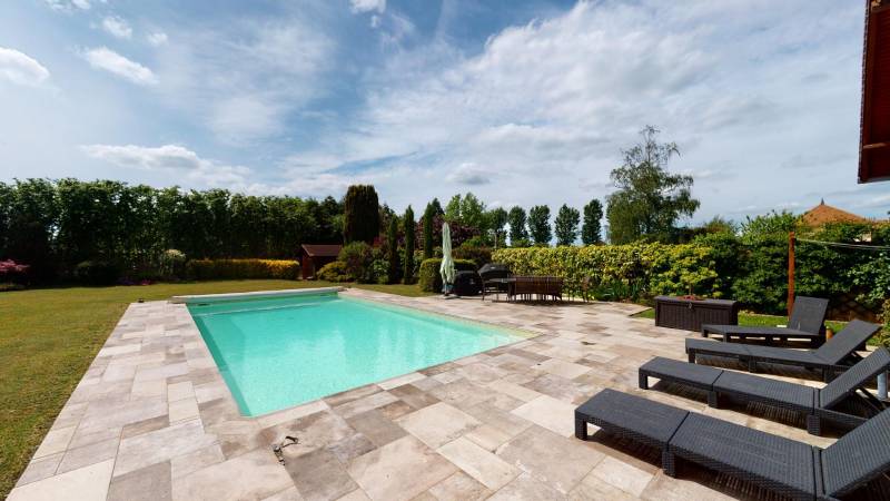 PROPRIETE ATYPIQUE AVEC PISCINE -T5-  PROCHE EVREUX (27000)