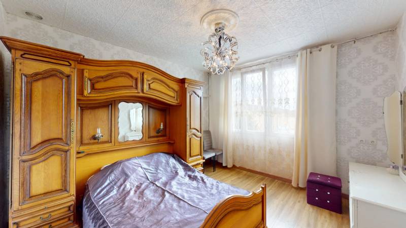 A VENDRE À EVREUX (27000) DANS LE QUARTIER DE NAVARRE MAISON DE 5 PIÈCES ET DE 4 CHAMBRES AVEC GARAGES, TERRASSES, VERANDA ET JARDIN