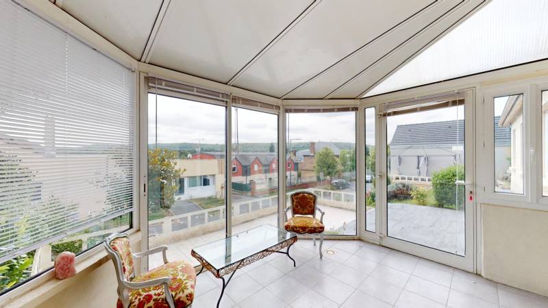 A VENDRE À EVREUX (27000) DANS LE QUARTIER DE NAVARRE MAISON DE 5 PIÈCES ET DE 4 CHAMBRES AVEC GARAGES, TERRASSES, VERANDA ET JARDIN