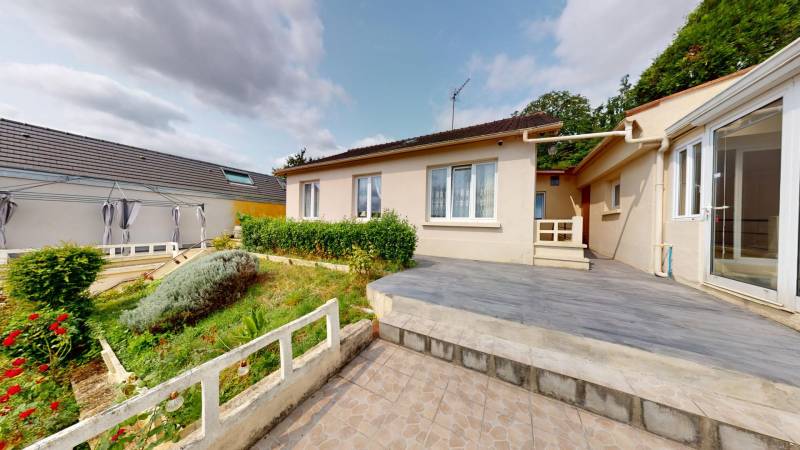 A VENDRE À EVREUX (27000) DANS LE QUARTIER DE NAVARRE MAISON DE 5 PIÈCES ET DE 4 CHAMBRES AVEC GARAGES, TERRASSES, VERANDA ET JARDIN