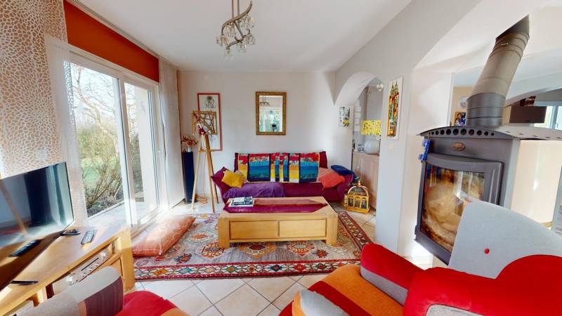 Maison contemporaine avec vue sur la campagne et forêt