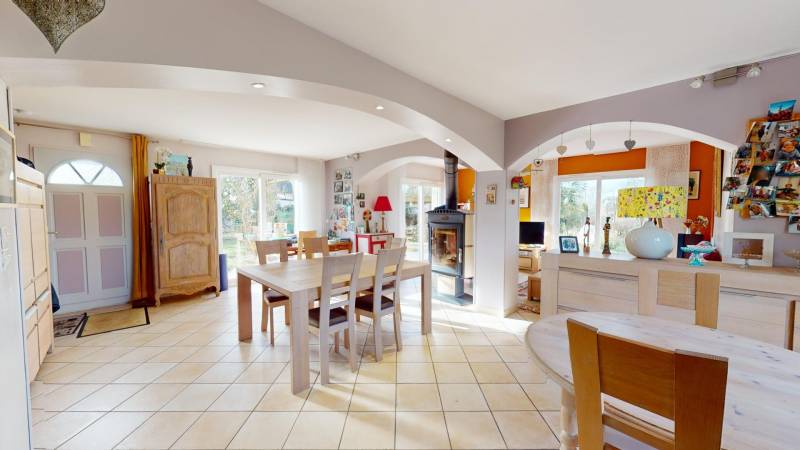 Maison contemporaine avec vue sur la campagne et forêt