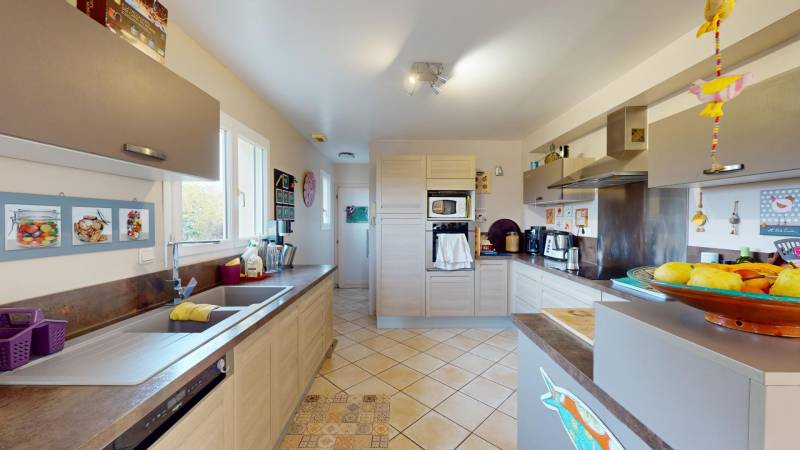 Maison contemporaine avec vue sur la campagne et forêt