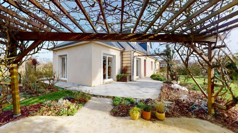 Maison contemporaine avec vue sur la campagne et forêt