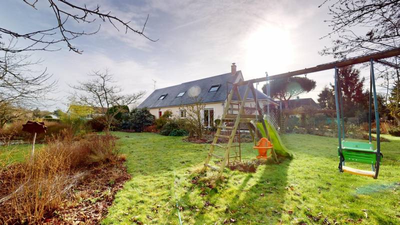Maison contemporaine avec vue sur la campagne et forêt