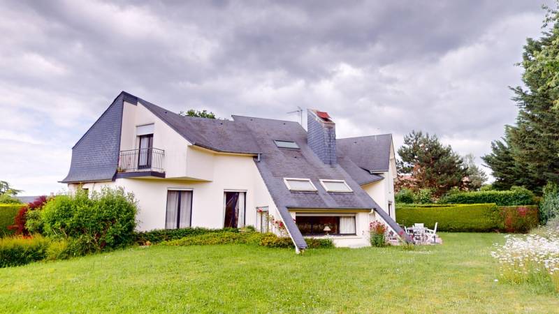 MAISON FAMILIALE DE 8 PIECES EN CENTRE VILLE DU QUARTIER DE SAINT-MICHEL À EVREUX 27000