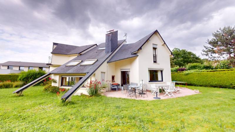 MAISON FAMILIALE DE 8 PIECES EN CENTRE VILLE DU QUARTIER DE SAINT-MICHEL À EVREUX 27000