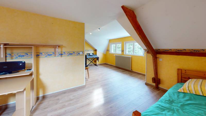 Grande maison familiale F6 de 160 m² avec sous-sol total et jardin arboré à vendre proche d’Évreux