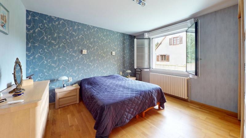 Grande maison familiale F6 de 160 m² avec sous-sol total et jardin arboré à vendre proche d’Évreux