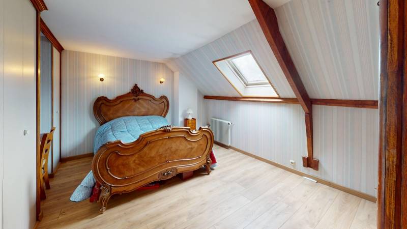 Grande maison familiale F6 de 160 m² avec sous-sol total et jardin arboré à vendre proche d’Évreux