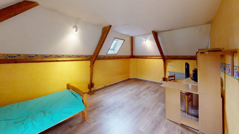 Grande maison familiale F6 de 160 m² avec sous-sol total et jardin arboré à vendre proche d’Évreux