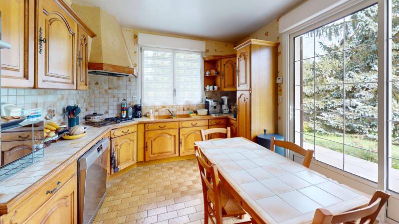 Grande maison familiale F6 de 160 m² avec sous-sol total et jardin arboré à vendre proche d’Évreux