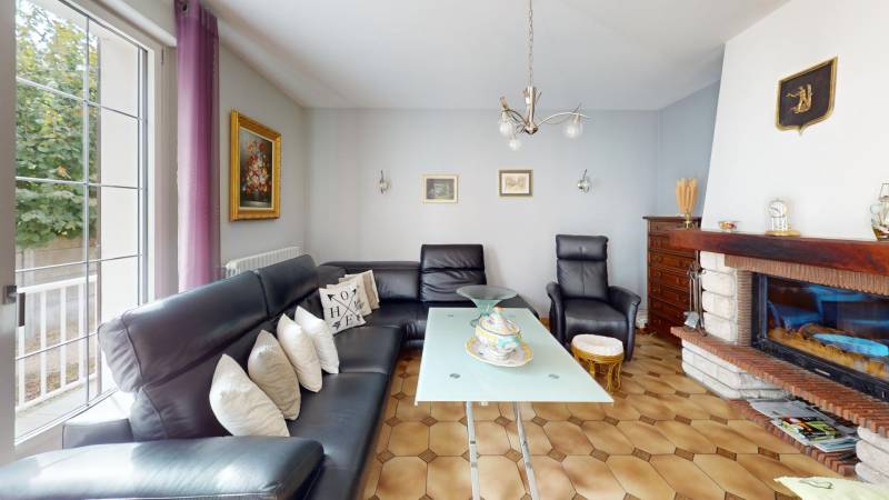 Grande maison familiale F6 de 160 m² avec sous-sol total et jardin arboré à vendre proche d’Évreux