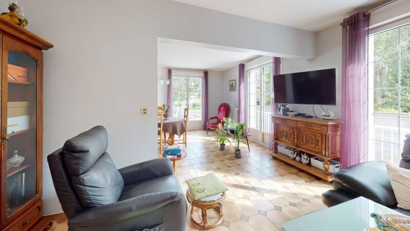 Grande maison familiale F6 de 160 m² avec sous-sol total et jardin arboré à vendre proche d’Évreux