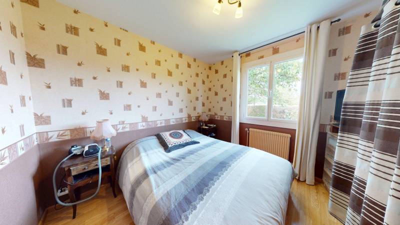 MAISON EN TRÈS BON ÉTAT AVEC 4 CHAMBRES ET JARDIN