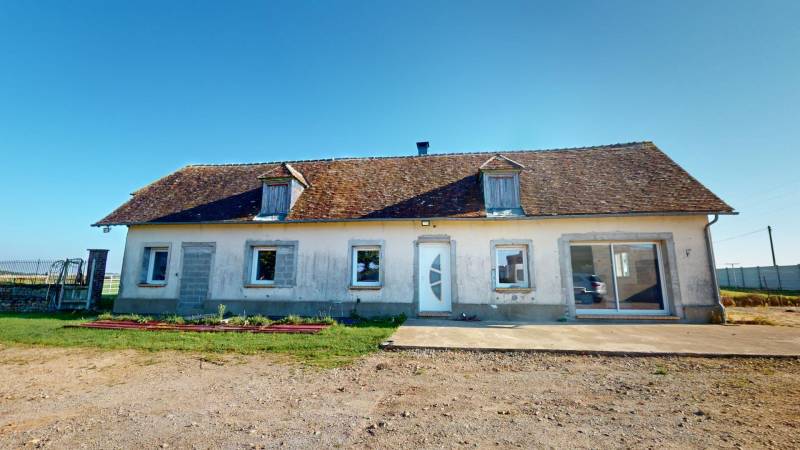 À Vendre : Corps de Ferme Isolé à Beaubray avec 2 Hectares, Vue Panoramique sur la Campagne et Dépendances pour Chevaux
