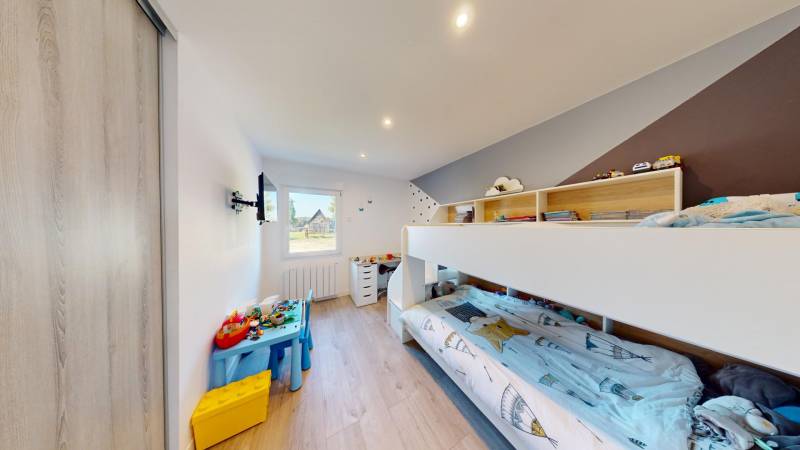 À Vendre : Corps de Ferme Isolé à Beaubray avec 2 Hectares, Vue Panoramique sur la Campagne et Dépendances pour Chevaux