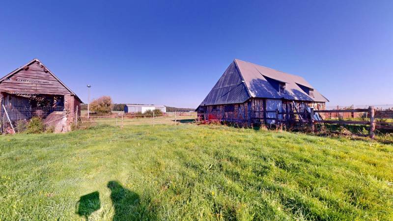 À Vendre : Corps de Ferme Isolé à Beaubray avec 2 Hectares, Vue Panoramique sur la Campagne et Dépendances pour Chevaux
