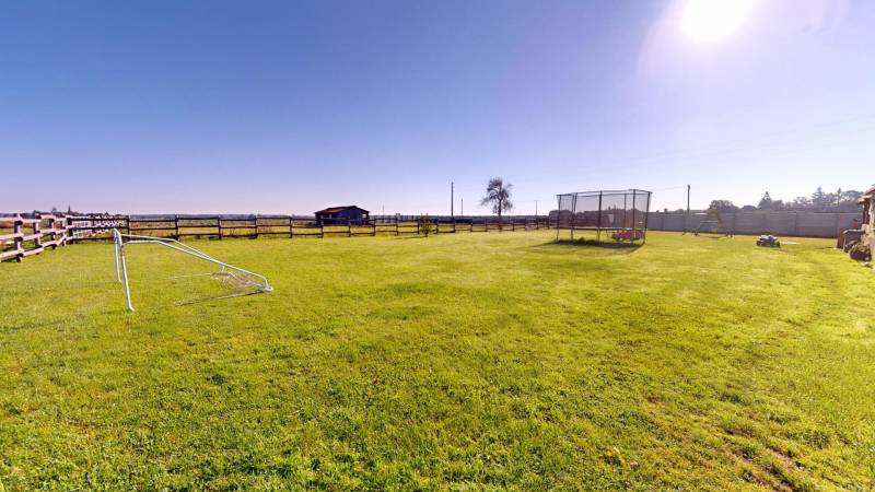 À Vendre : Corps de Ferme Isolé à Beaubray avec 2 Hectares, Vue Panoramique sur la Campagne et Dépendances pour Chevaux
