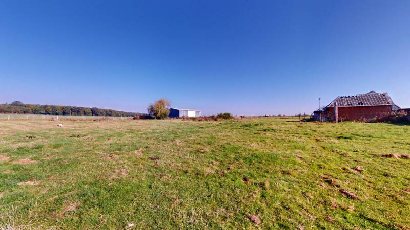 À Vendre : Corps de Ferme Isolé à Beaubray avec 2 Hectares, Vue Panoramique sur la Campagne et Dépendances pour Chevaux
