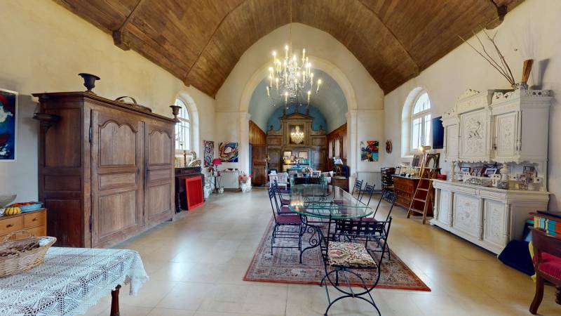 LIEU CHARGÉ D’HISTOIRE, PRESTATIONS MODERNES ET CADRE DE VIE UNIQUE DANS UNE ÉGLISE RÉHABILITÉE