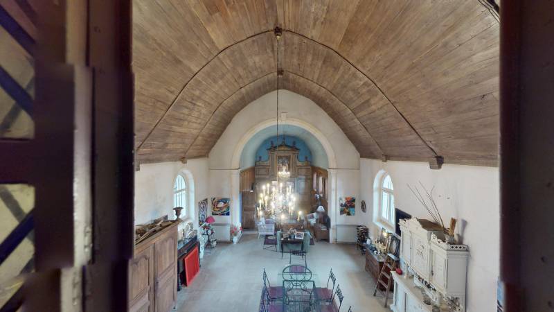 ÉGLISE HISTORIQUE TRANSFORMÉE EN MAISON CONTEMPORAINE AU CACHET RARE ET AUTHENTIQUE
