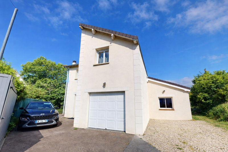 MAISON FAMILIALE AVEC GRAND TERRAIN 675 M², SÉJOUR LUMINEUX ET PRESTATIONS MODERNES PROCHE CENTRE-VILLE